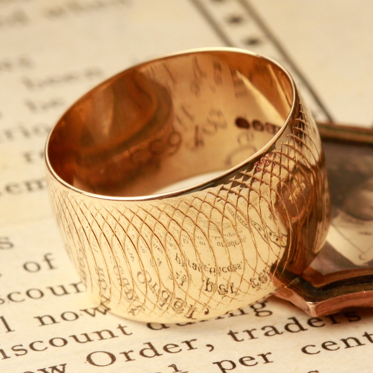 Pre-Owned Vintage 1968 9ct Gold Engraved 11mm Wedding Ring