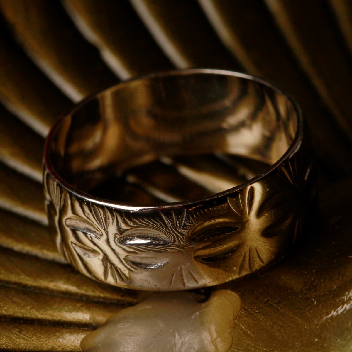 Pre-Owned Vintage 1970 18ct White Gold 7mm Engraved Wedding Ring