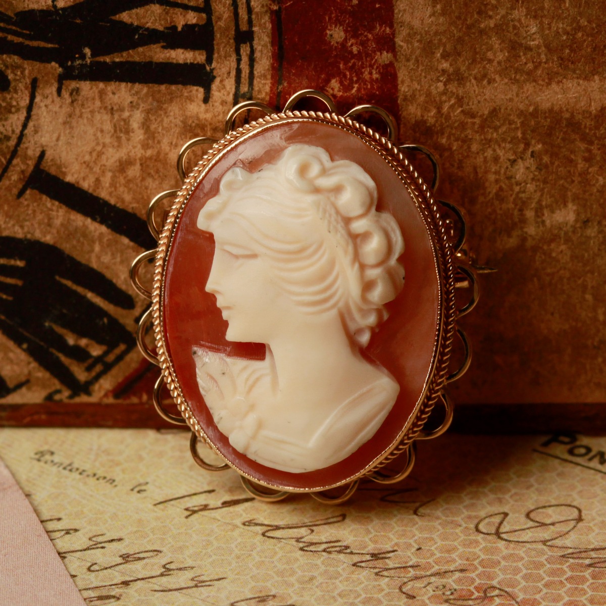 Vintage 1975 9ct Yellow Gold Oval Cameo Brooch