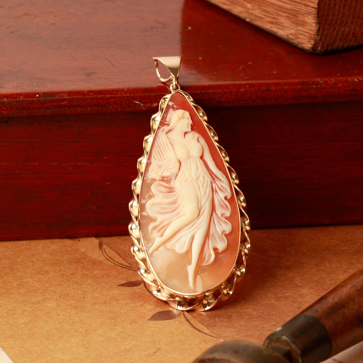 Pre-Owned Vintage 1979 9ct Yellow Gold Cameo Teardrop Pendant