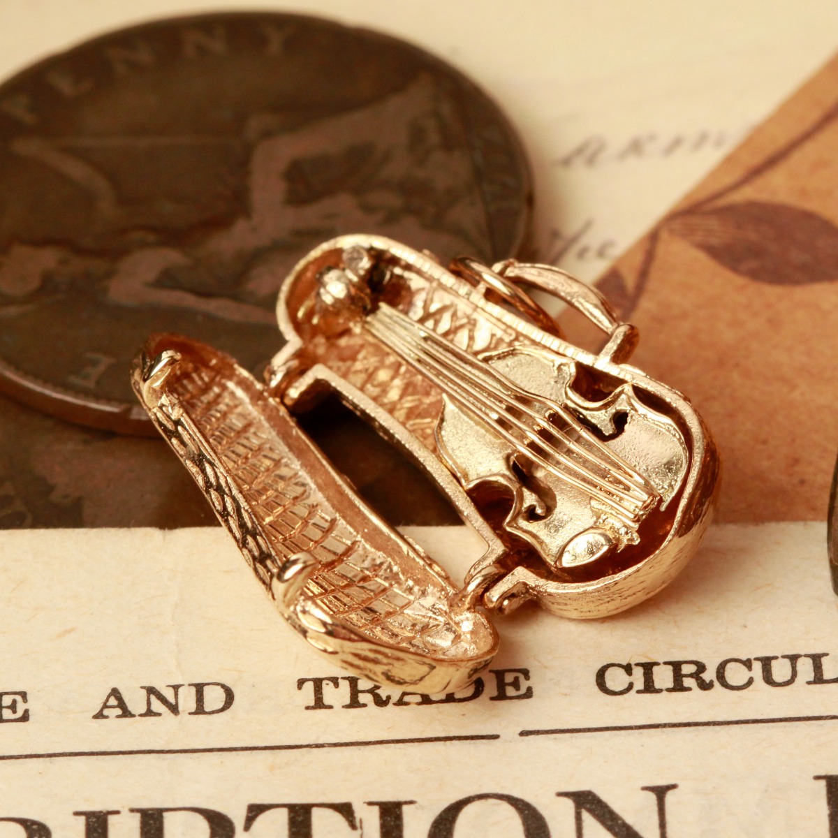 Pre-Owned Vintage 1973 9ct Gold Opening Violin Case Charm