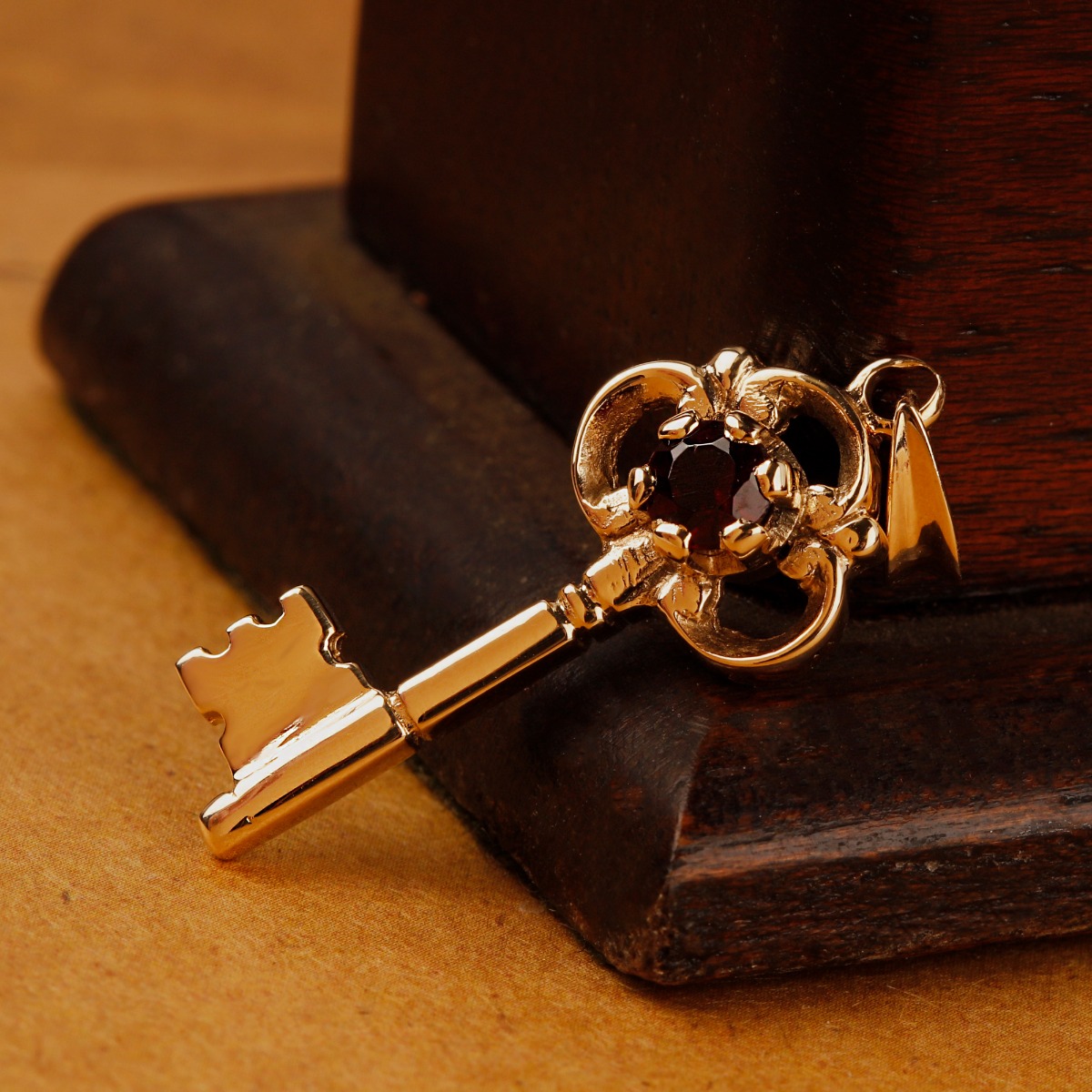 Pre-Owned Vintage 1978 9ct Yellow Gold Garnet Set Key Pendant