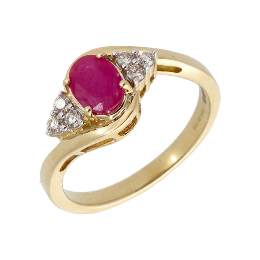 Natural ruby set on a 18k gold ring with diamonds