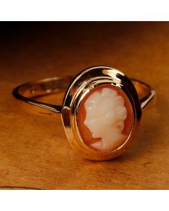Pre-Owned Vintage 1971 9ct Yellow Gold Oval Cameo Ring