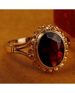 Pre-Owned Vintage 1979 9ct Yellow Gold Garnet Solitaire Ring