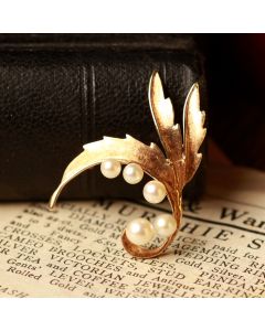 Pre-Owned Vintage 1967 9ct Gold Pearl Set Feathers Brooch