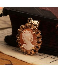 Pre-Owned Vintage 1979 9ct Yellow Gold Oval Cameo Pendant