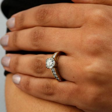 Pre-Owned 18ct Yellow Gold Diamond Solitaire & Shoulders Ring