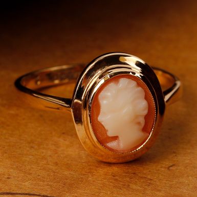 Pre-Owned Vintage 1971 9ct Yellow Gold Oval Cameo Ring