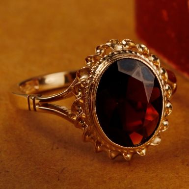 Pre-Owned Vintage 1979 9ct Yellow Gold Garnet Solitaire Ring