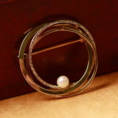 Pre-Owned Vintage 1967 Yellow & White Gold Pearl Circle Brooch