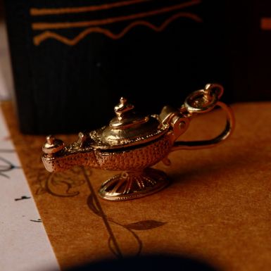 Pre-Owned Vintage 1971 9ct Yellow Gold Genie Lamp Charm
