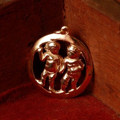 Pre-Owned Vintage 1972 9ct Gold Gemini Horoscope Pendant