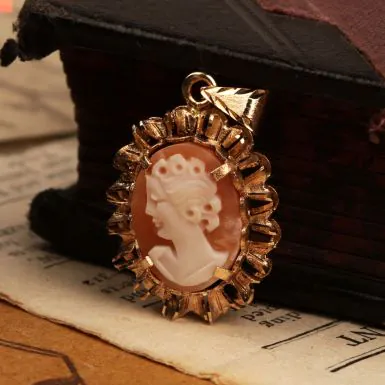 Pre-Owned Vintage 1979 9ct Yellow Gold Oval Cameo Pendant