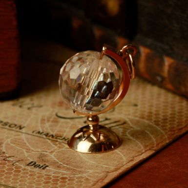 Pre-Owned Vintage 1967 9ct Yellow Gold Crystal Globe Charm