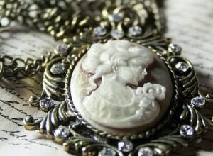 Eight reasons you should buy pre-owned jewellery