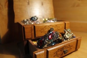 jewels-1090712_1920